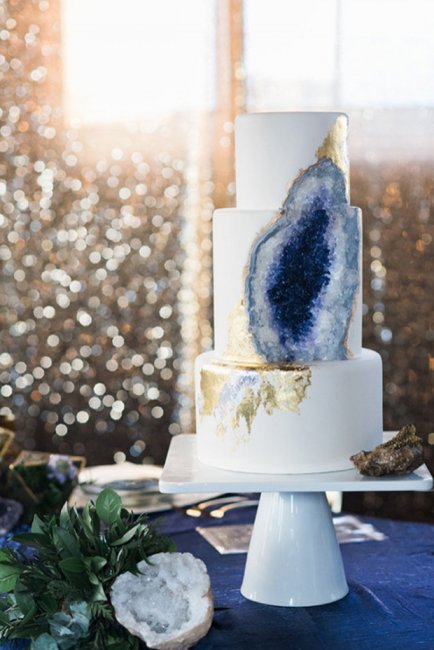 Свадебный торт с имитацией камня