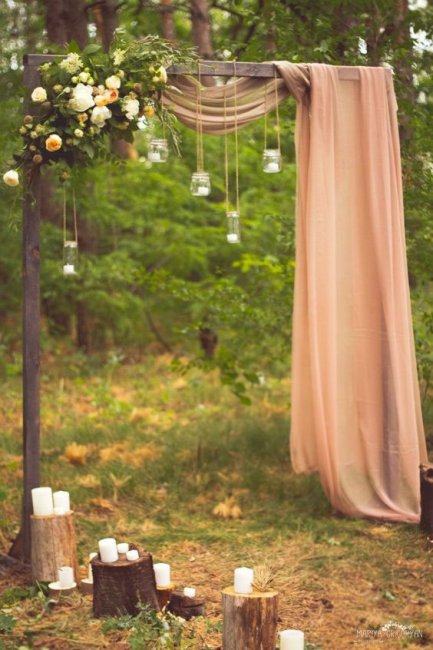П-образная арка для лесной свадьбы