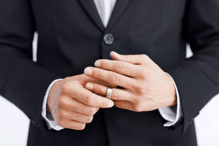 Обручальное кольцо у мужчины на левой руке