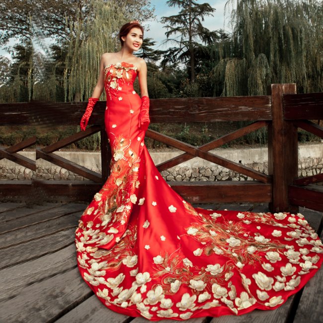 Невста в красном свадебном платье с золотыми элементами в Китае