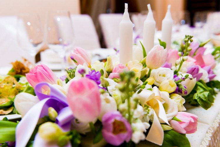 Весенние цветы в оформлении стола