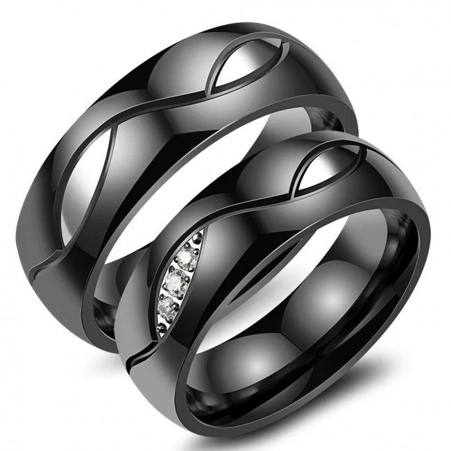 Черные кольца с красивыми камнями