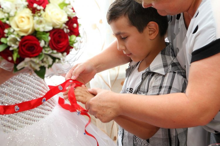 Завязывание красной ленты на свадьбе в Азербайджане