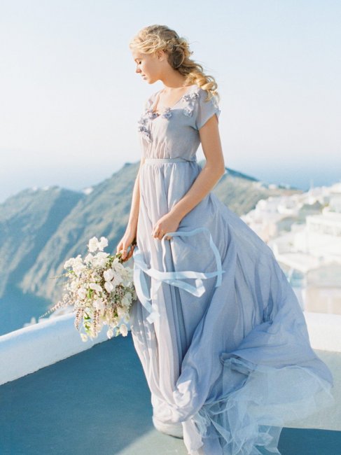Красивый образ невесты в нежно-голубом платье