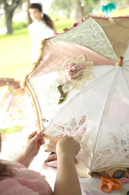 Свадебный зонт, украшенный шитьем и кружевом