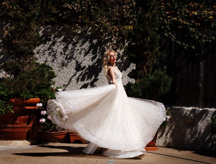 Блестящее свадебное платье с пышной многослойной юбкой