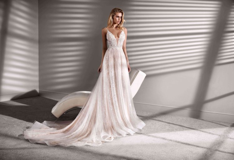 Блестящее свадебное платье с уместным декором