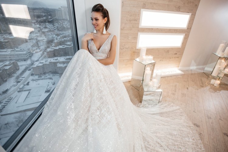 Свадебное платье из блестящей ткани