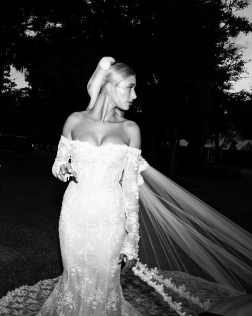 Хейли Бибер в свадебном платье