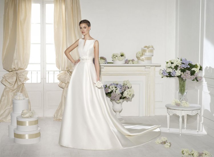 Классическое свадебное платье с минимальным декором