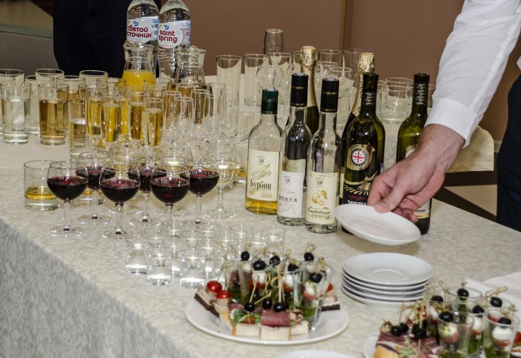 Шампанское вино и крепкие напитки на свадьбе