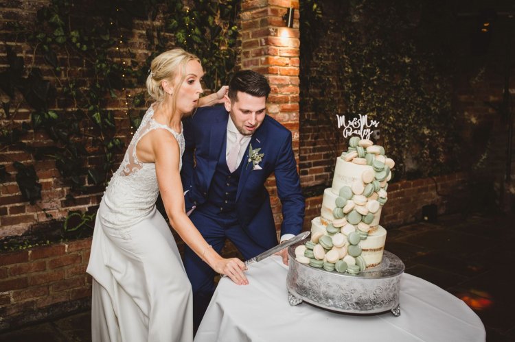 Жених и невеста роняют свадебный торт