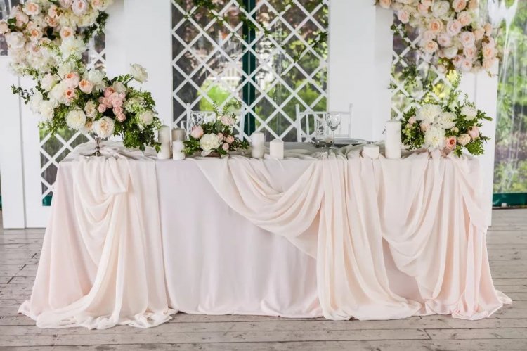 Красиво украшенны стол жениха и невесты
