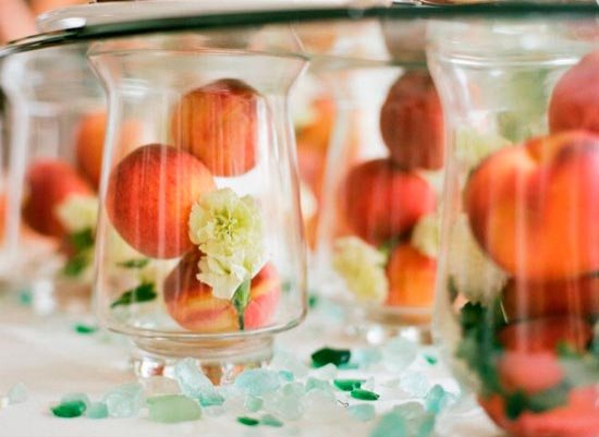 Персики в декоративных вазах на банкетном столе