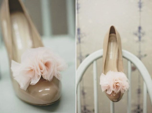 Изящные туфли невесты с шифоновыми цветами