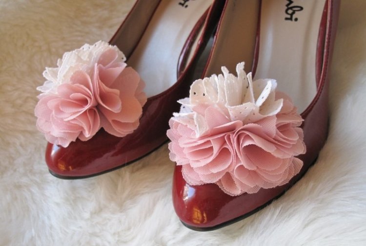 Шифоновые цветы в декоре туфлей