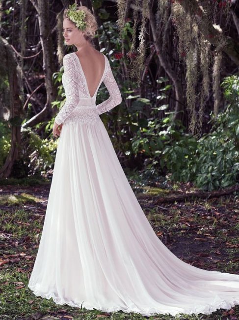 Свадебное платье с кружевными рукавами и открытой спиной