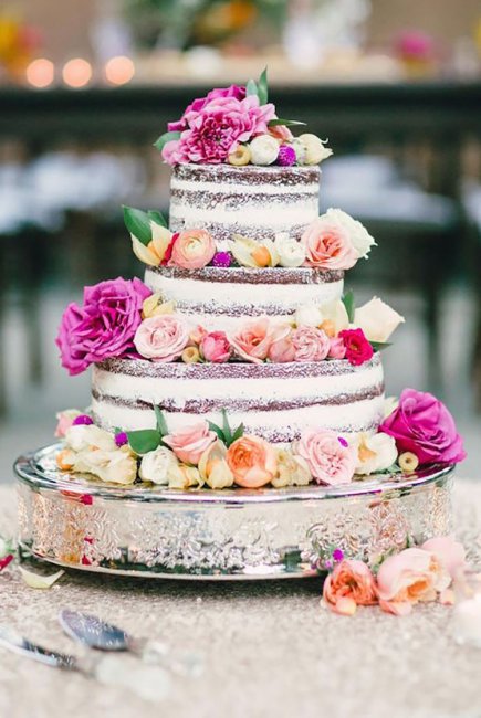 Живые цветы в декоре свадебного торта