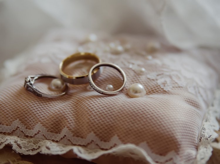 Обручальные кольца на подушке