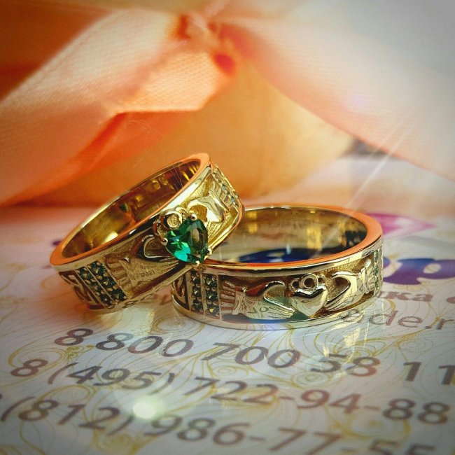 Необычные кольца из золота с изумрудом