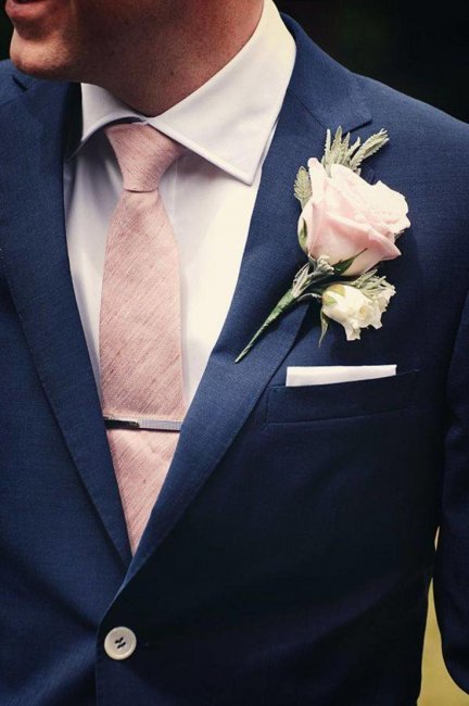 Нежный галстук в сочетании с синим костюмом
