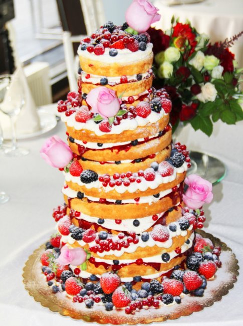 Расстрепанный свадебный торт