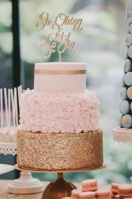 Свадебный торт с кейк-топпером