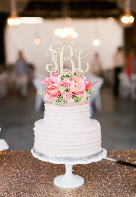 Свадебный торт с кейк-топпером