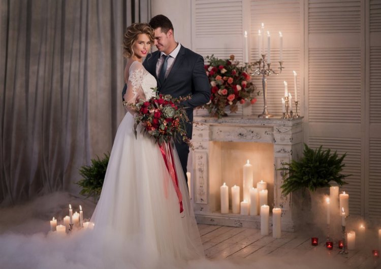 Камин и свечи в декоре свадебной фотостудии
