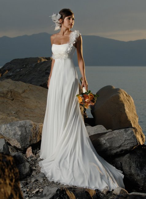Асимметричное свадебное платье в греческом стиле