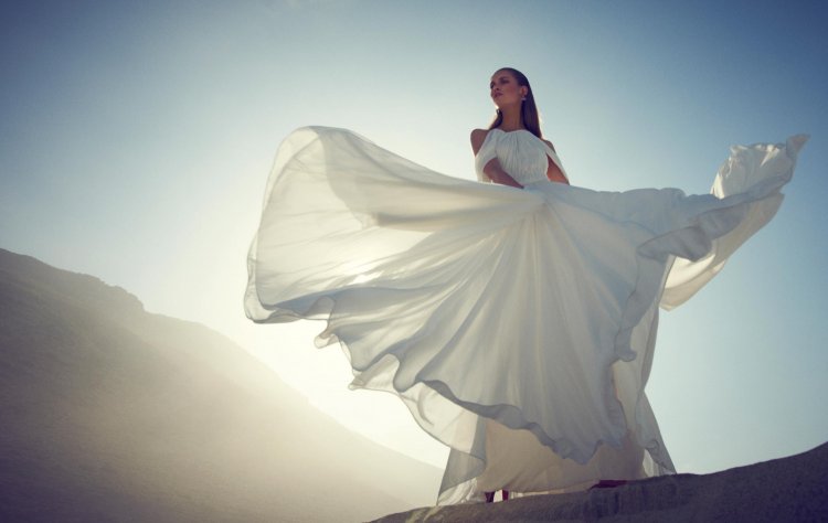 Свадебное платье в греческом стиле в движении