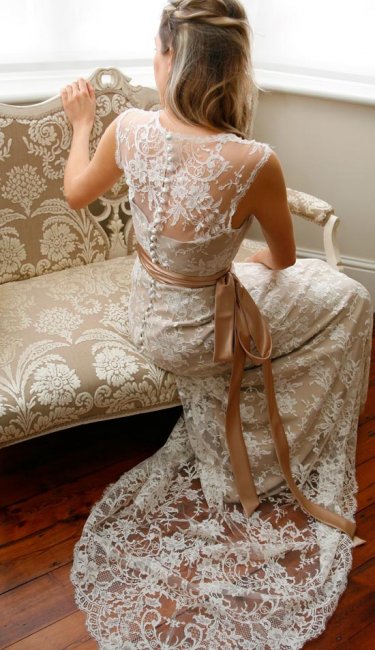 Свадебное платье с кружевной спиной
