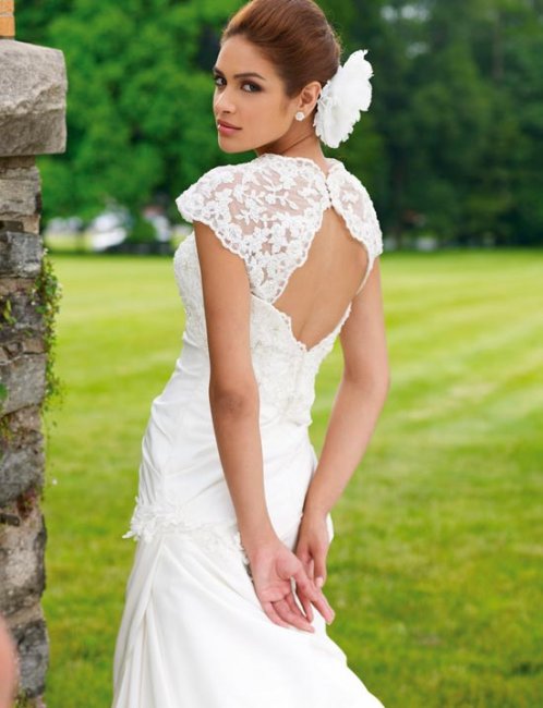 Свадебное платье с открытой спиной фасона болеро