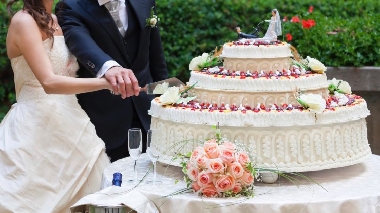 Подача торта - завершающий этап свадебного банкета