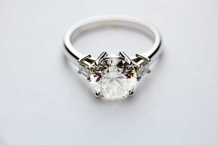 Обручальное кольцо с прозрачным бриллиантом