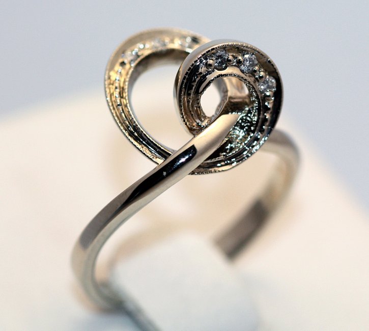 Обручальное кольцо из белого золота и бриллиантов