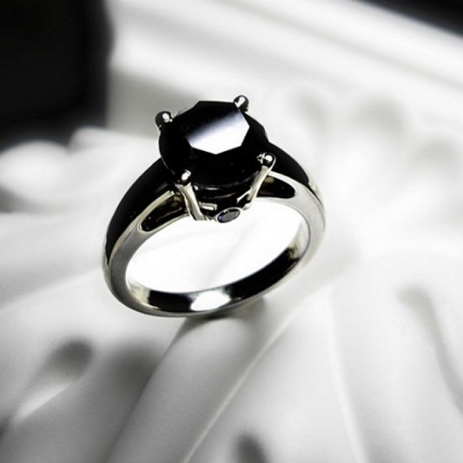 Обручально кольцо из черного золота и черного бриллианта