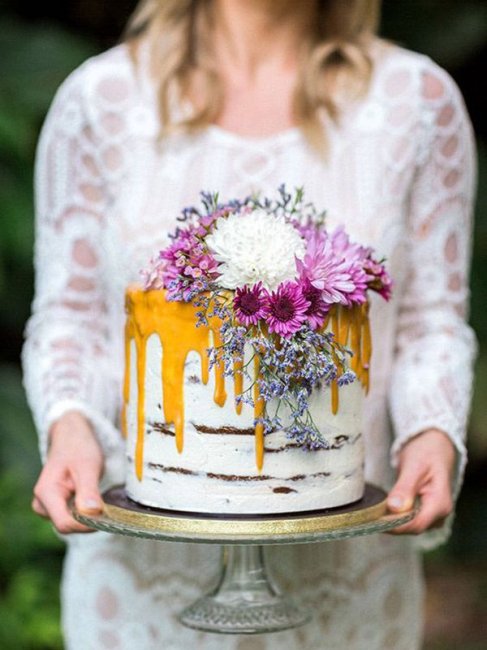 Эффект потекшей глазури на свадебном торте