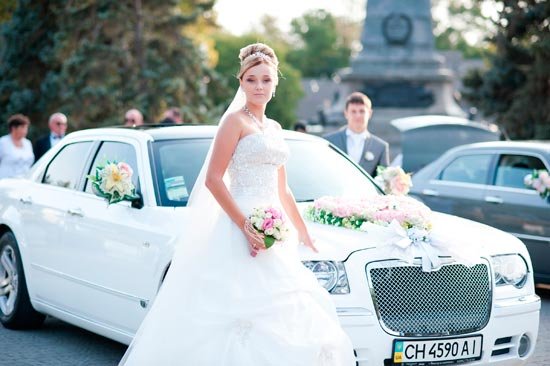 Белый свадебный автомобиль