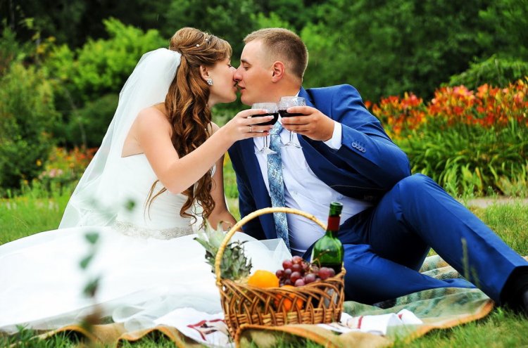 Свадебная фотосессия с фруктами и вином