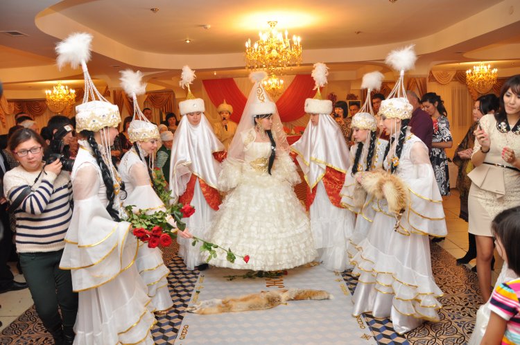 Как проходит казахская свадьба – современные традиции и обычаи