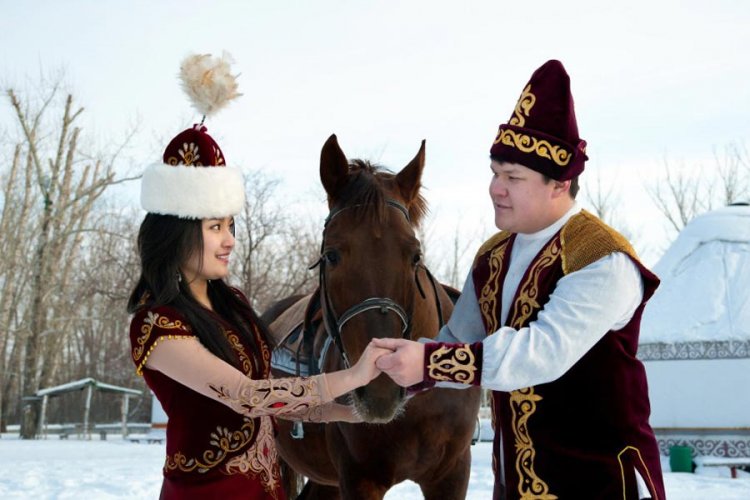 Казахский жених с невестой