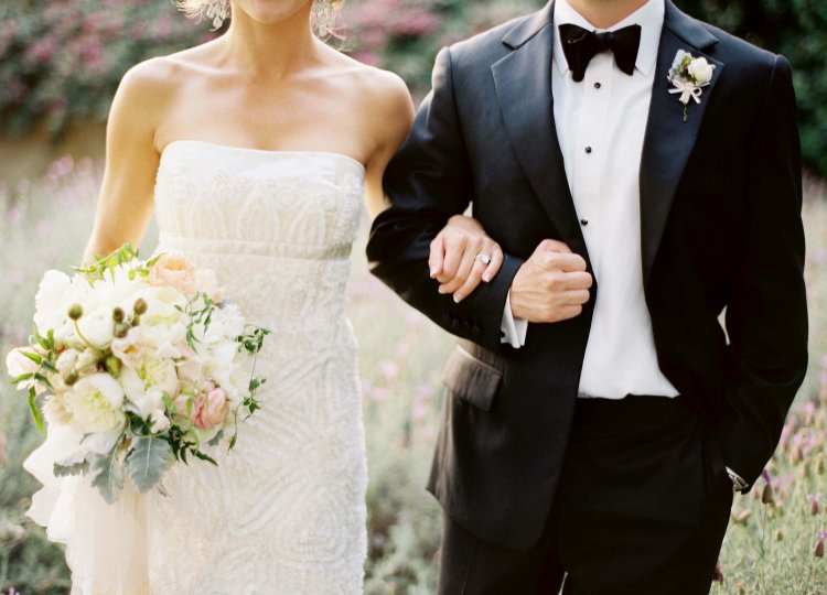 Невеста держит жениха под руку