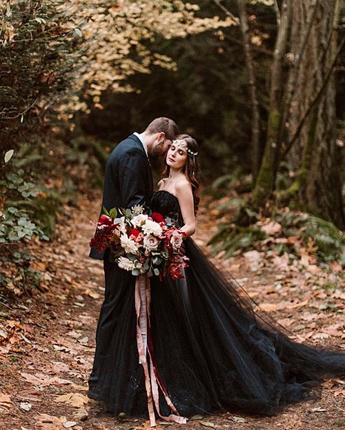 Решиться надеть черное платье может самодостаточная и смелая невеста
