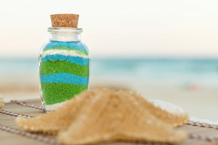 Зеленый, голубой и белый песок