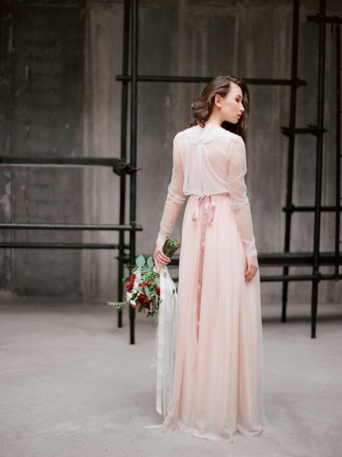 Свадебное платье в стиле бохо розовое