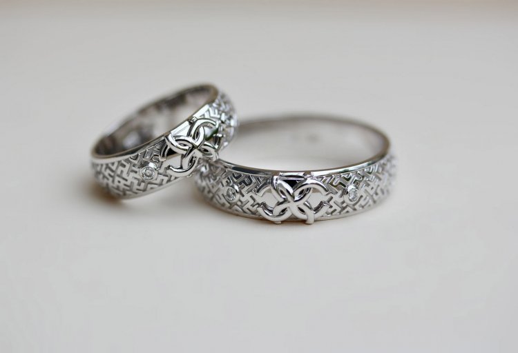 Свадебные кольца для молодоженов со свадебником