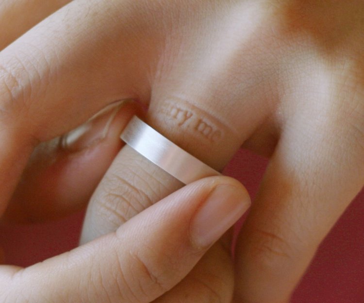 Свадебное кольцо с гравировкой