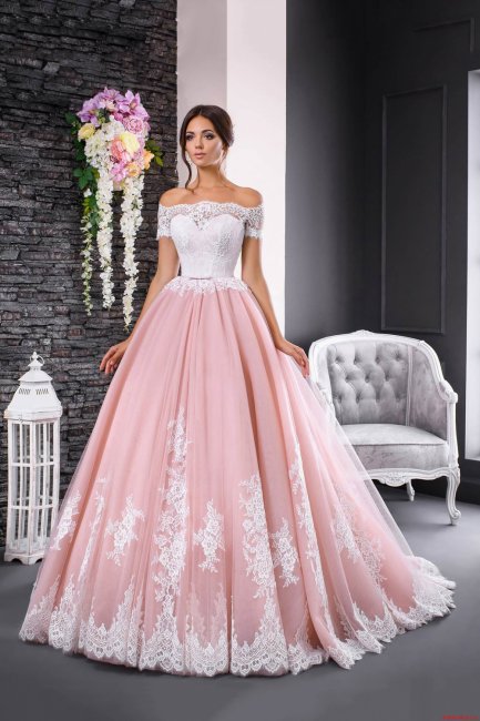 Пышное свадебное платье с розовой юбкой