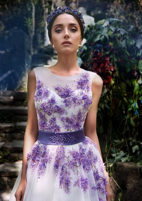 Свадебное платье с фиолетовым поясом